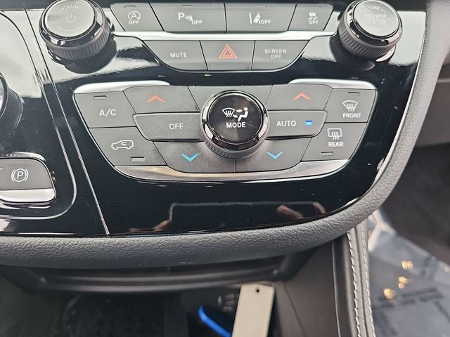 Used 2026 Chrysler Pacifica Limited FWD image 21