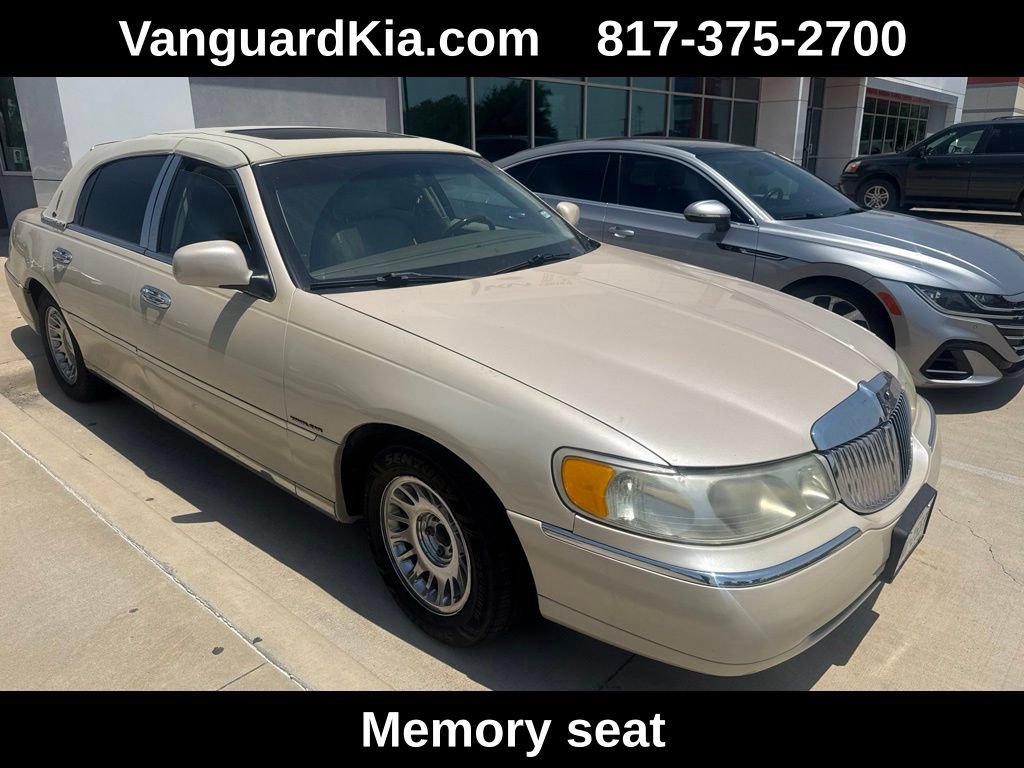 Used 2001 Lincoln Town Car Cartier RWD image 2