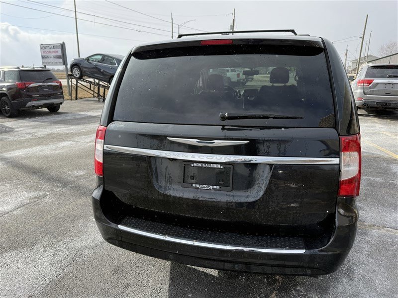 Used 2014 Chrysler Town & Country Touring-L FWD image 4