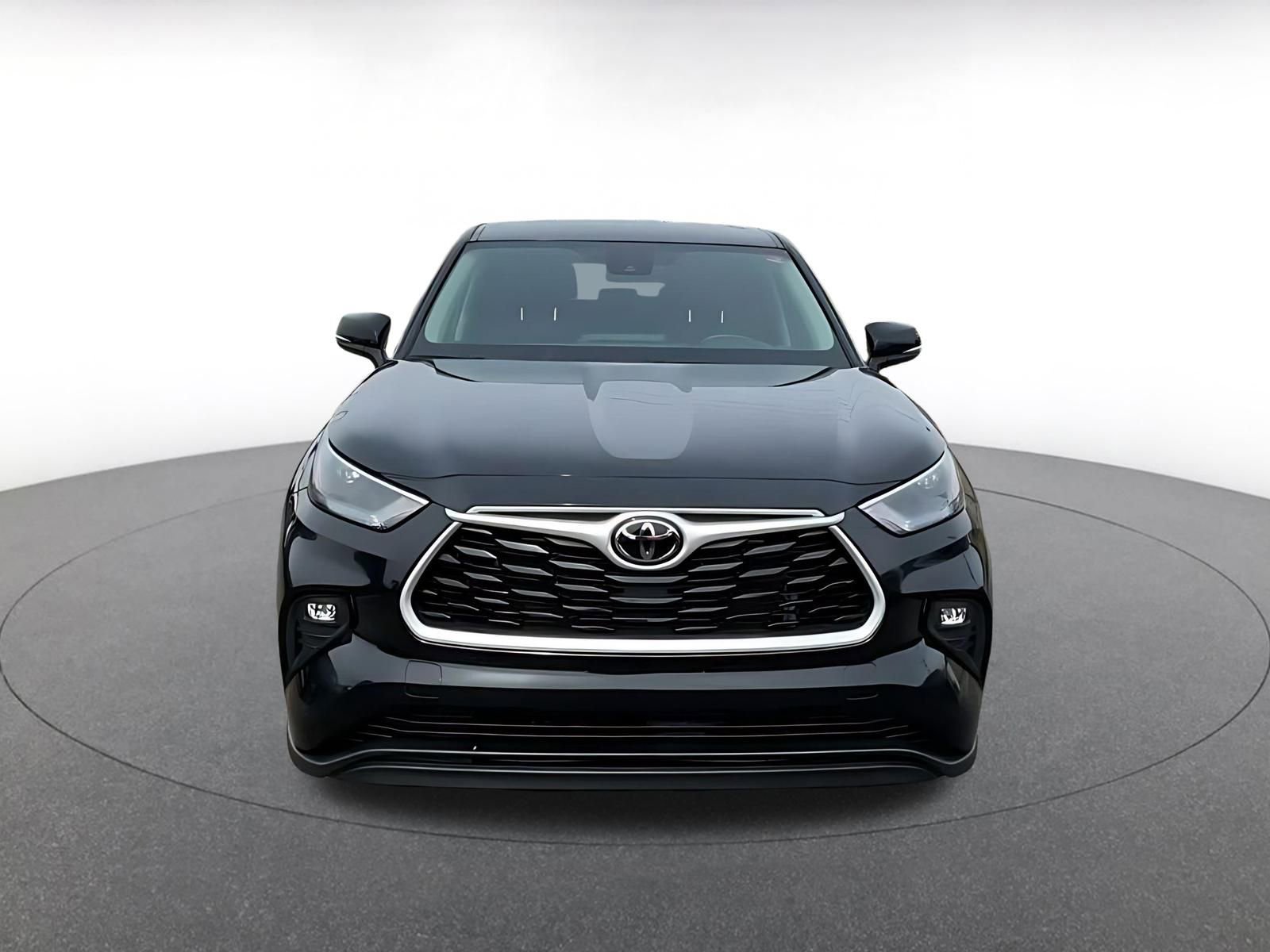 Used 2025 Toyota Highlander LE image 4