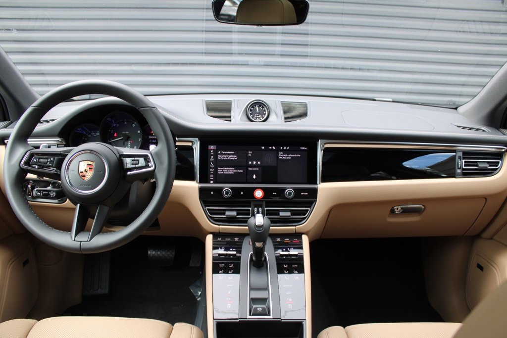 Used 2025 Porsche Macan image 20