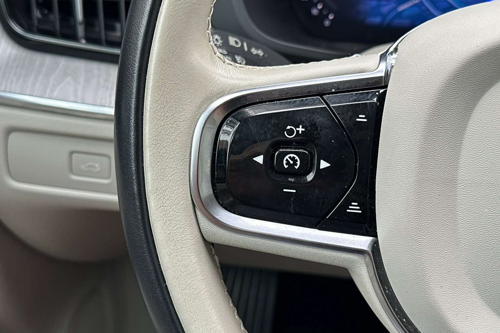 Certified 2024 Volvo XC60 B5 Plus w/ Protection Package Premier AWD/4WD image 30