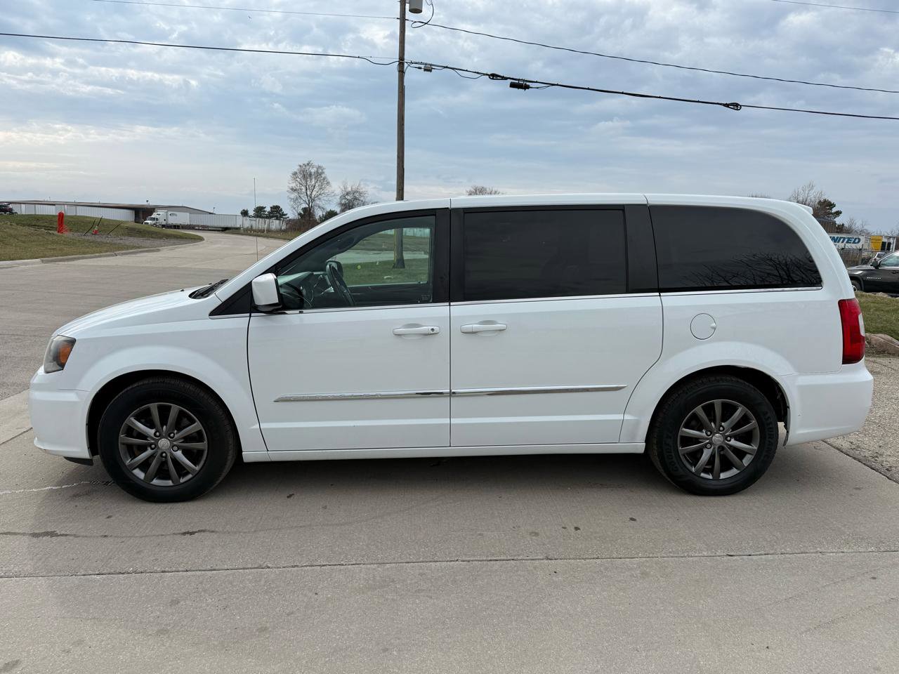 Used 2014 Chrysler Town & Country S FWD image 10