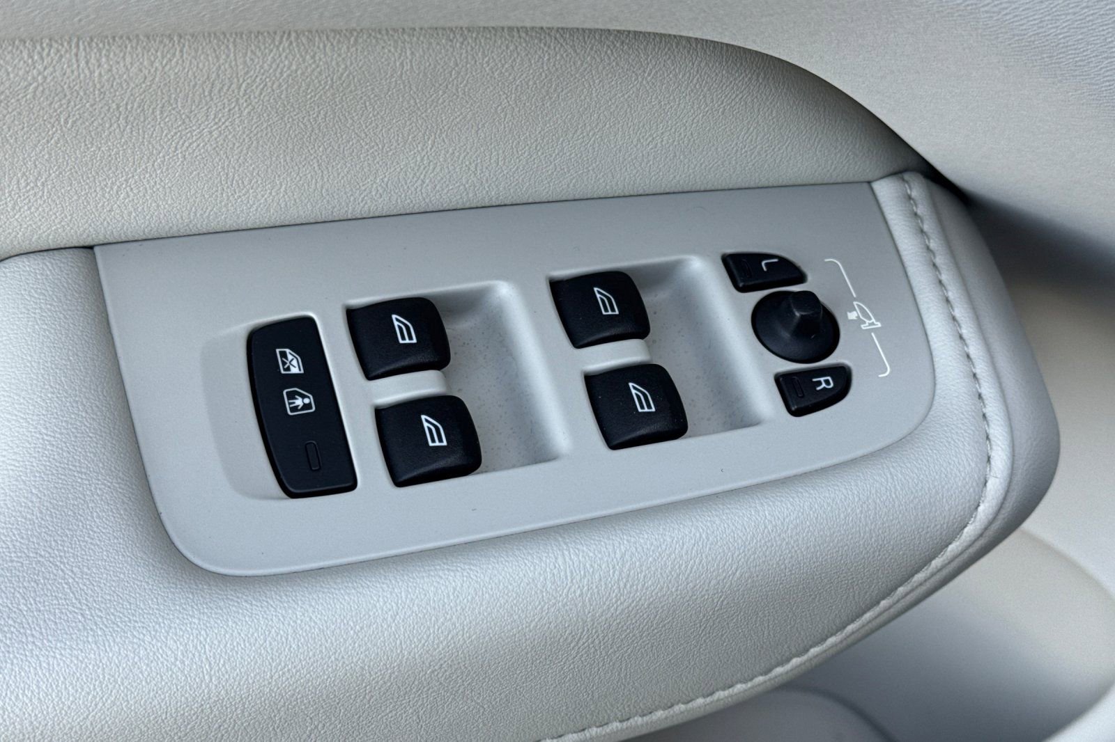 Used 2023 Volvo XC60 B5 Ultimate w/ Climate Package image 11