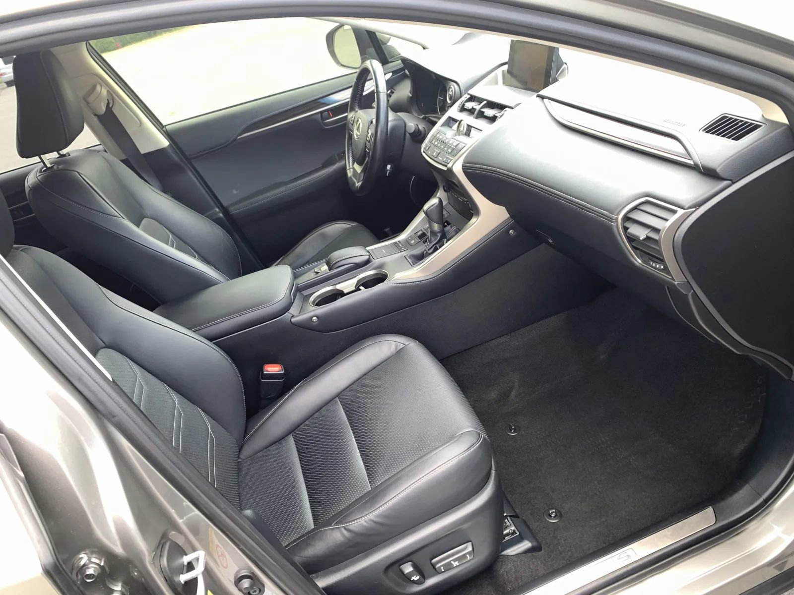 Used 2016 Lexus NX 300h AWD w/ Luxury Package image 22