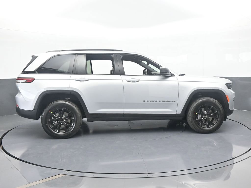 New 2025 Jeep Grand Cherokee Altitude image 7