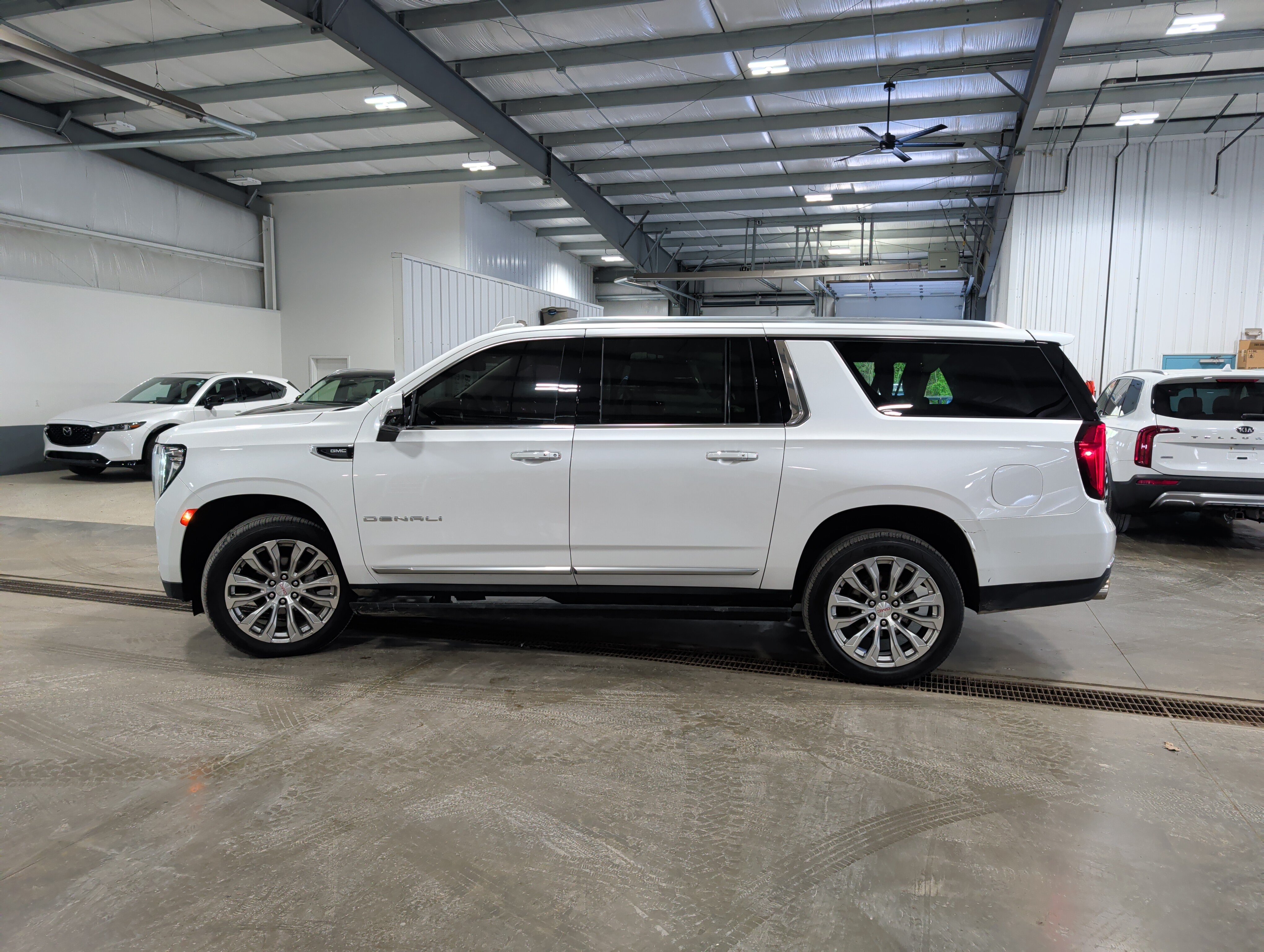 Used 2023 GMC Yukon XL Denali AWD/4WD image 5