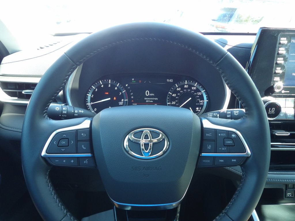 Used 2021 Toyota Highlander XLE FWD image 15