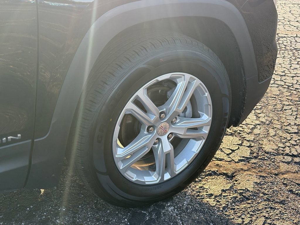 Used 2024 GMC Terrain SLE AWD/4WD image 9