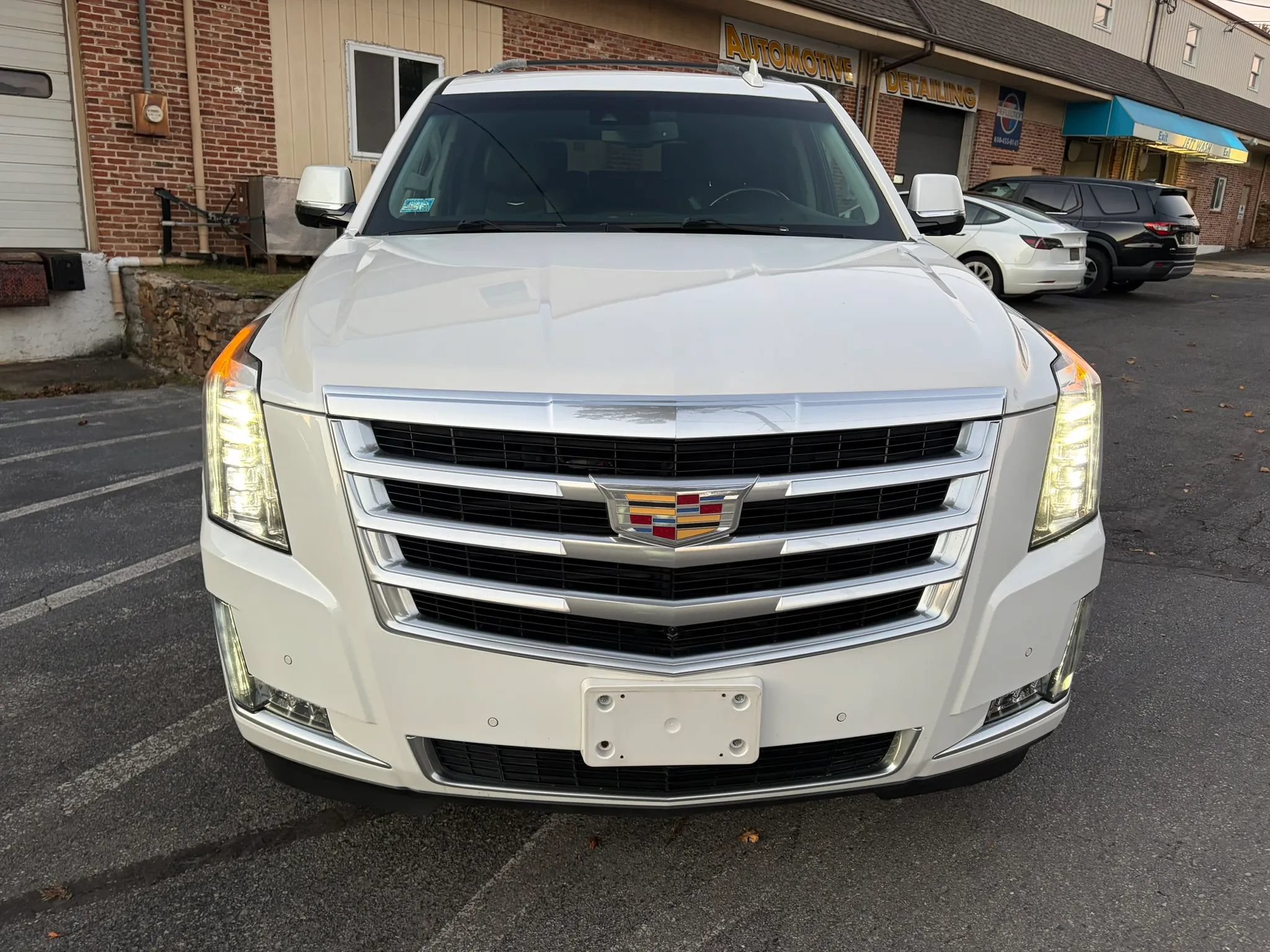 Used 2016 Cadillac Escalade Luxury AWD/4WD image 10
