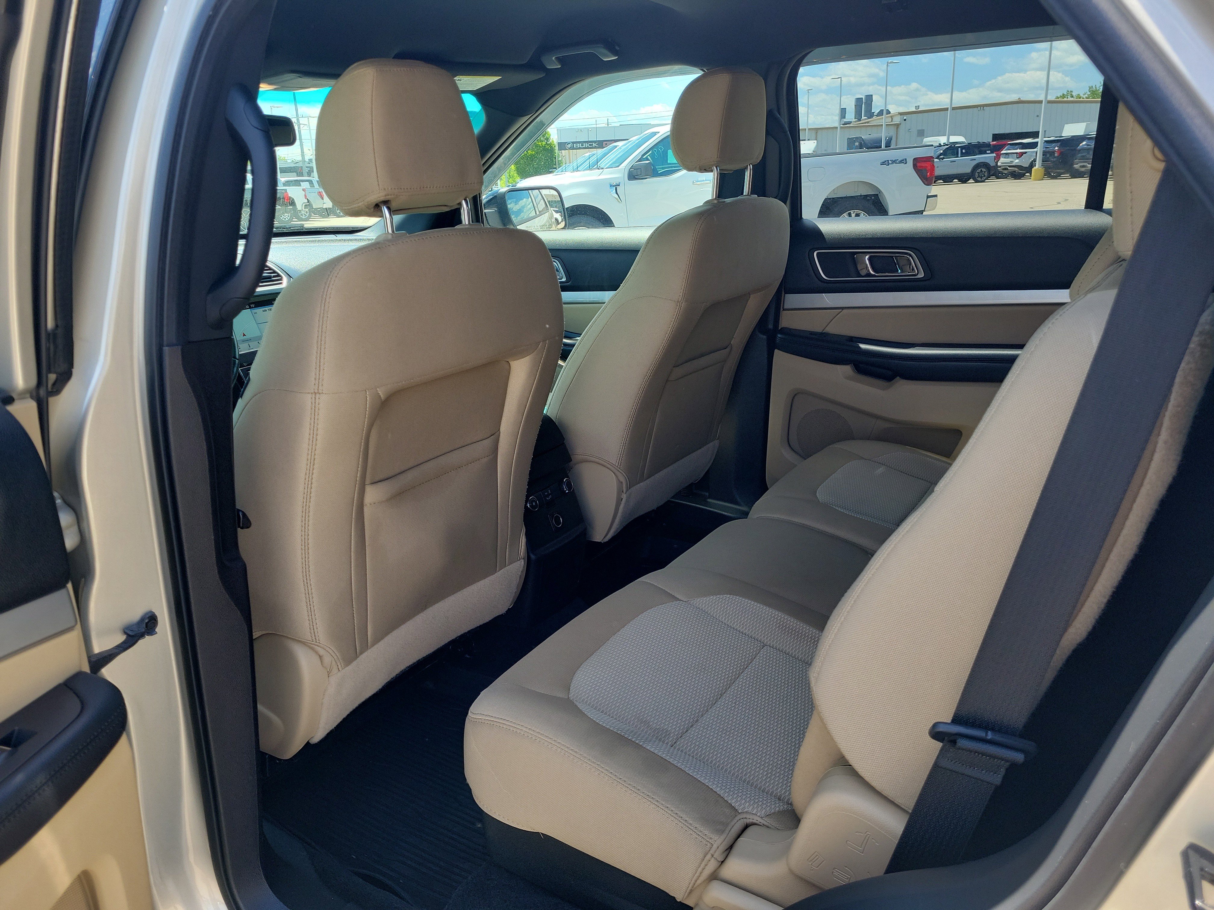 Used 2017 Ford Explorer XLT w/ Equipment Group 201A AWD/4WD image 14