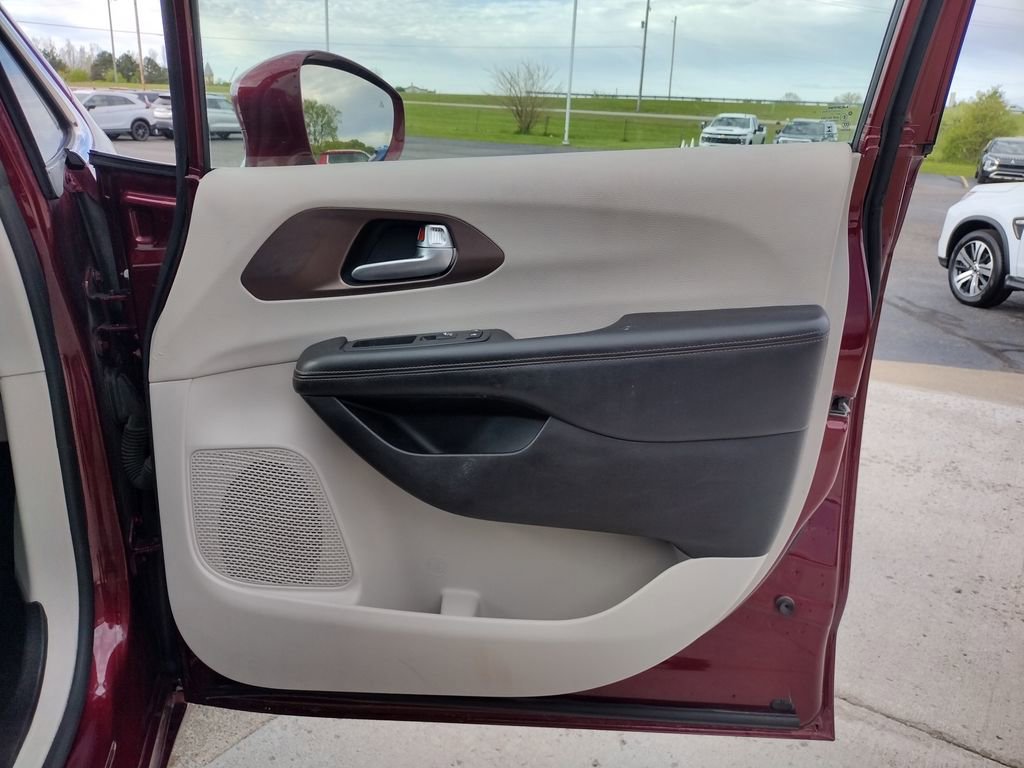 Used 2018 Chrysler Pacifica Touring-L Plus FWD image 25