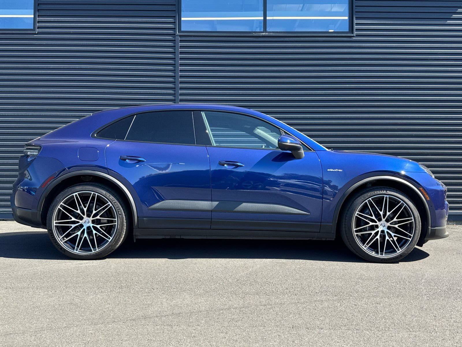 Used 2025 Porsche Macan 4 Electric AWD/4WD image 10