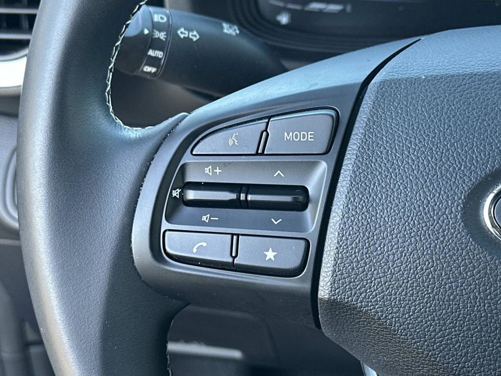 Used 2024 Hyundai Venue Limited image 17