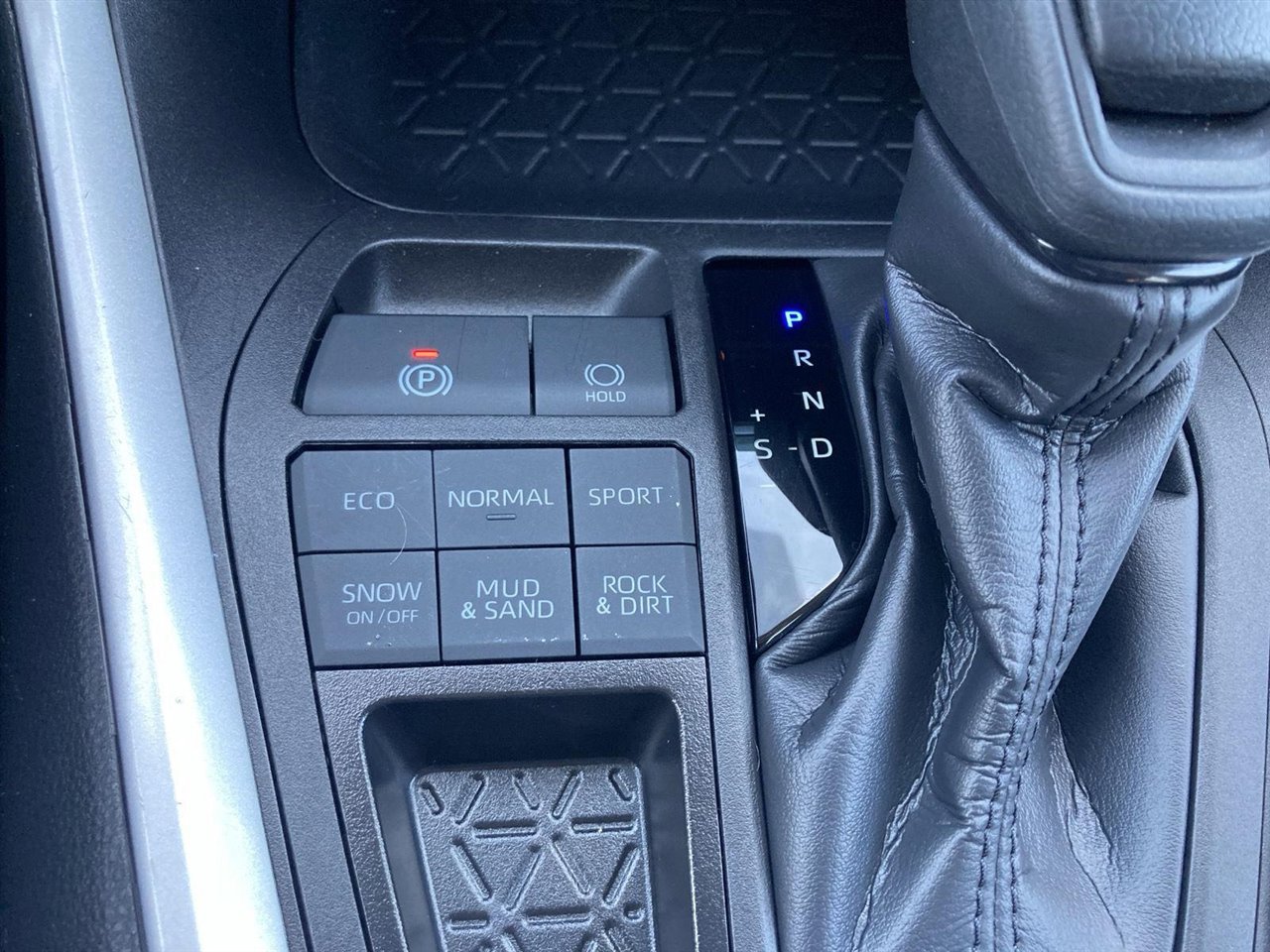 Used 2024 Toyota RAV4 LE image 23