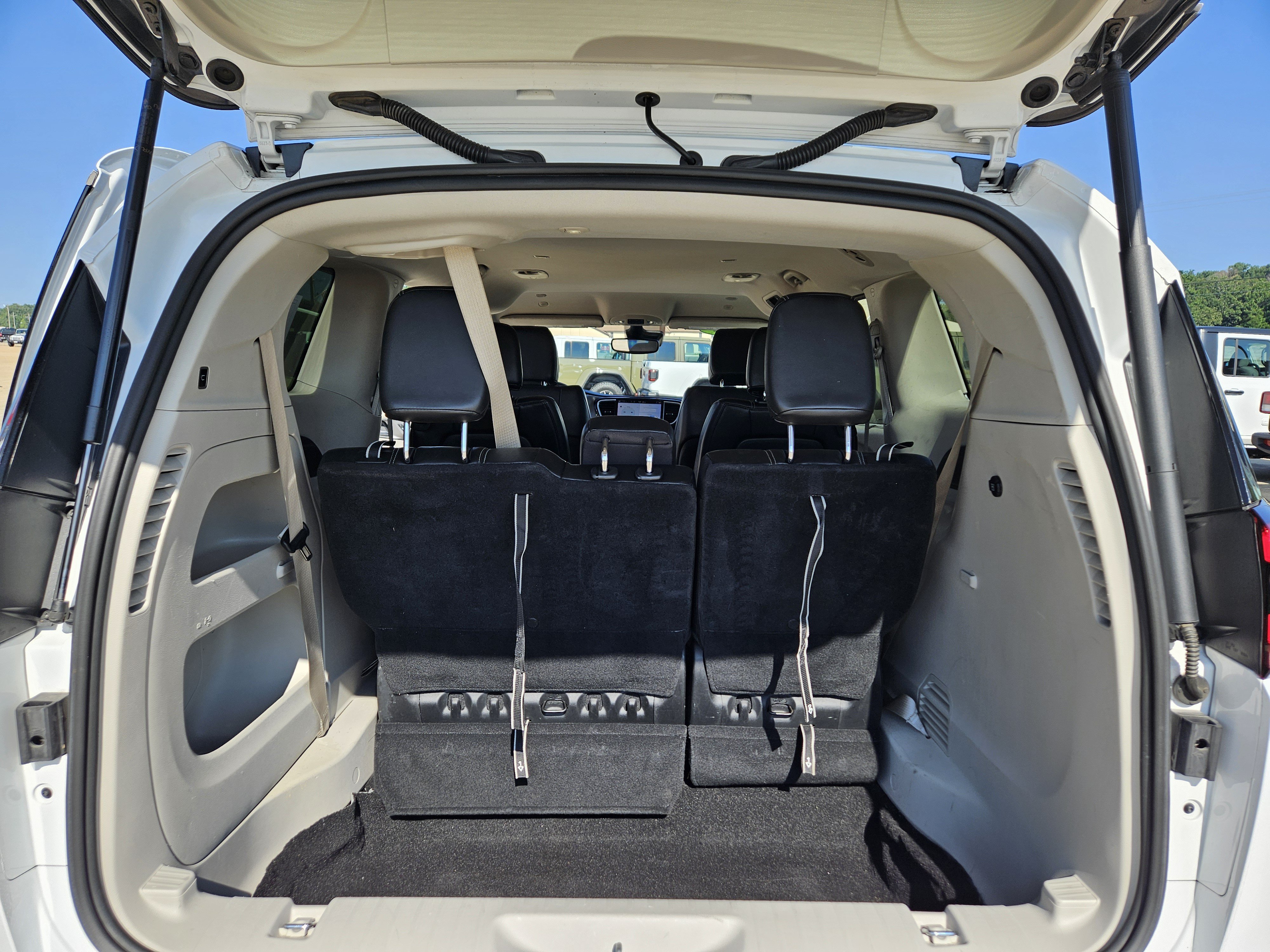 Used 2024 Chrysler Pacifica Touring-L FWD image 16