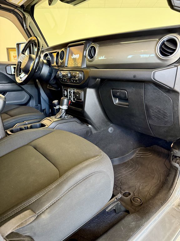 Used 2020 Jeep Gladiator Overland image 12