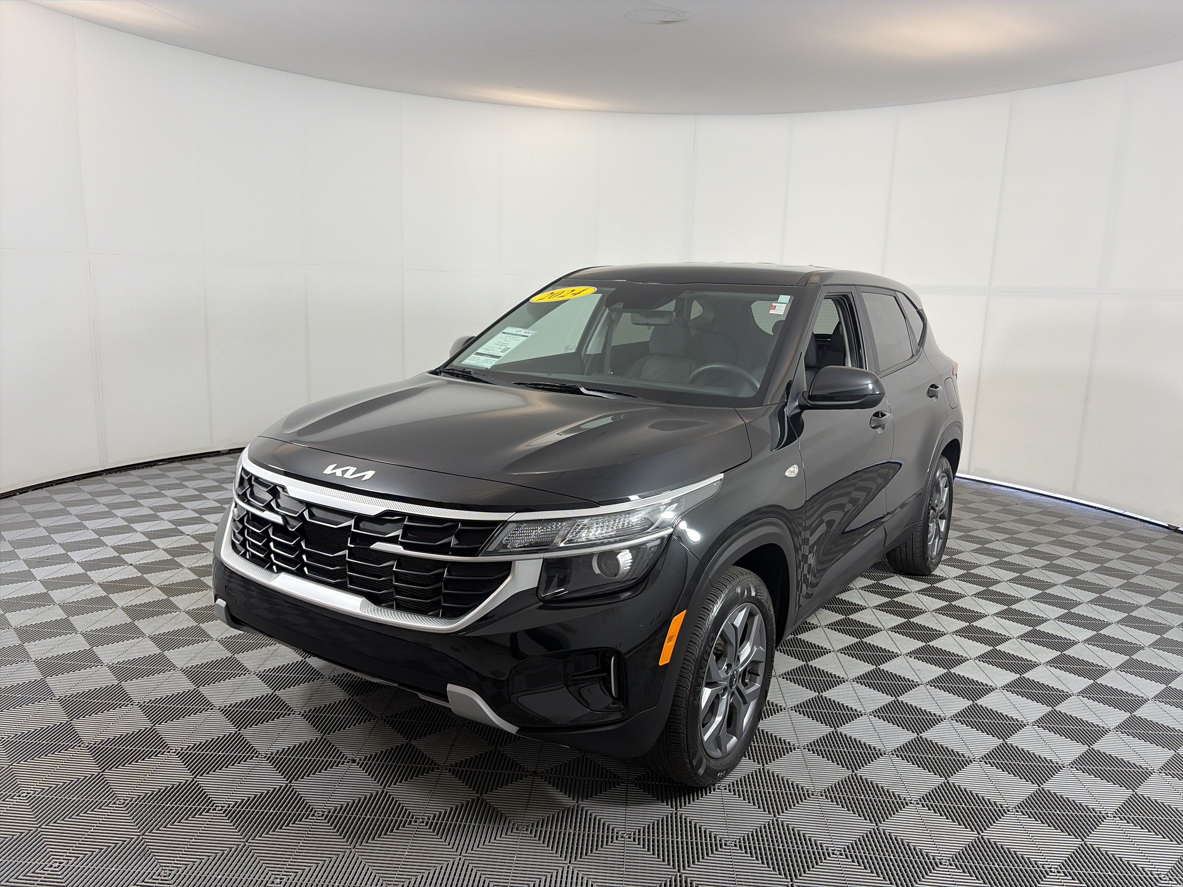 Used 2024 Kia Seltos LX AWD/4WD image 2