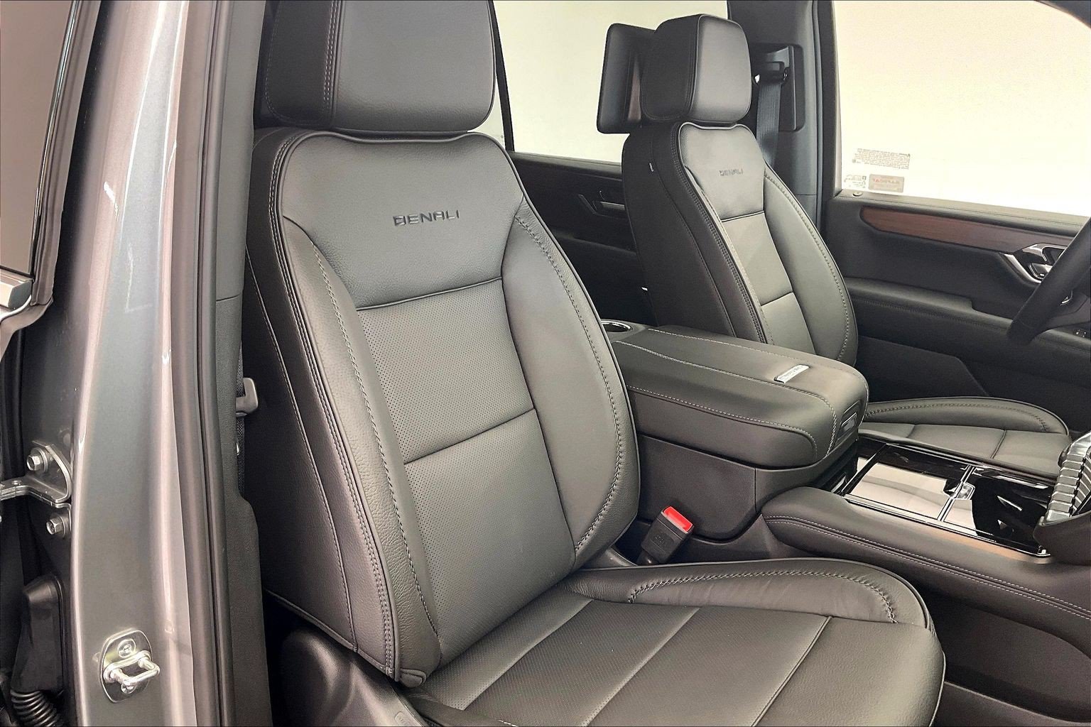 New 2026 GMC Yukon XL Denali w/ Denali Reserve Package AWD/4WD image 9