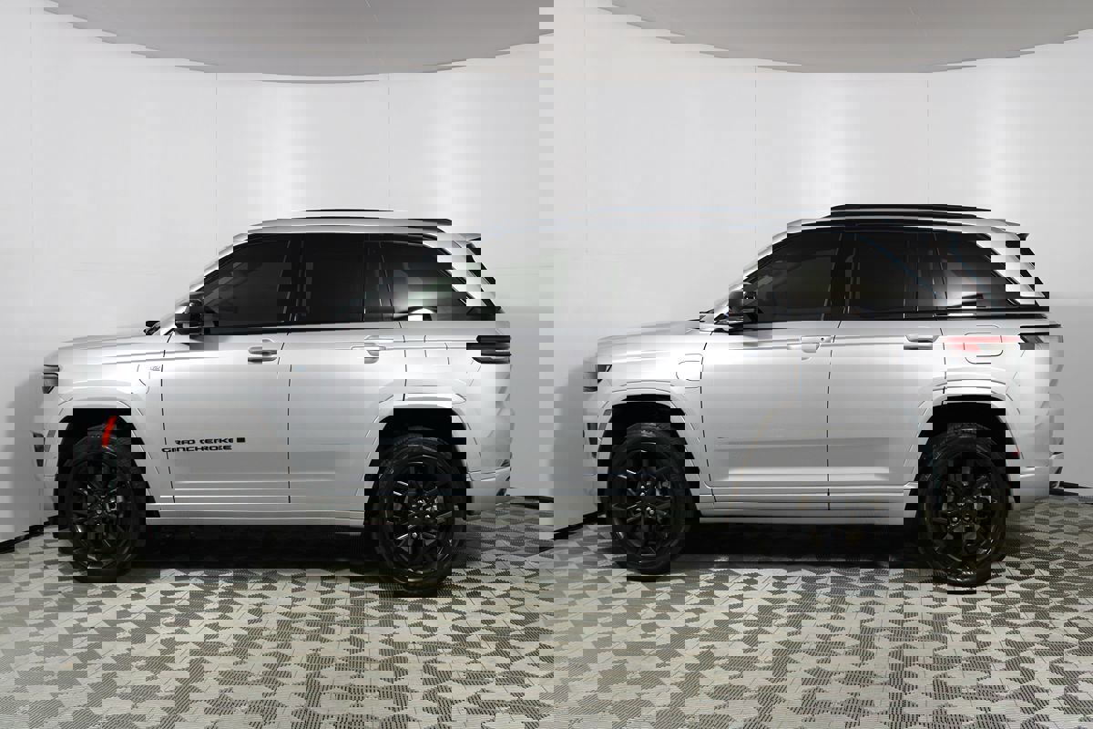 Used 2023 Jeep Grand Cherokee 30th Anniversary image 44