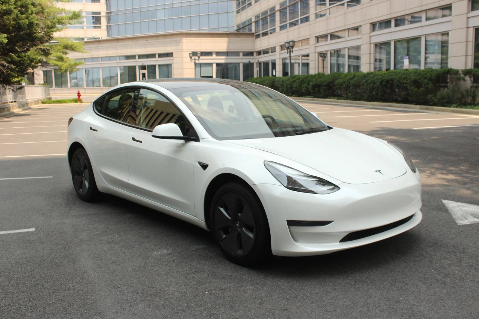 Used 2023 Tesla Model 3 Standard Range RWD image 1