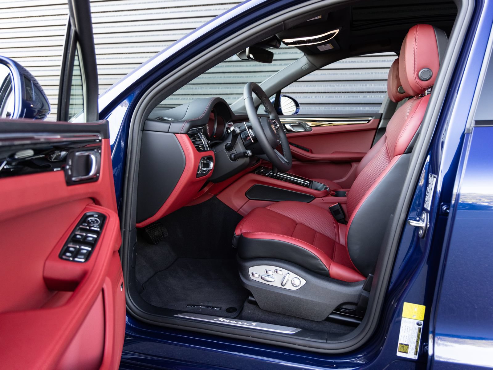 Used 2025 Porsche Macan S AWD/4WD image 24