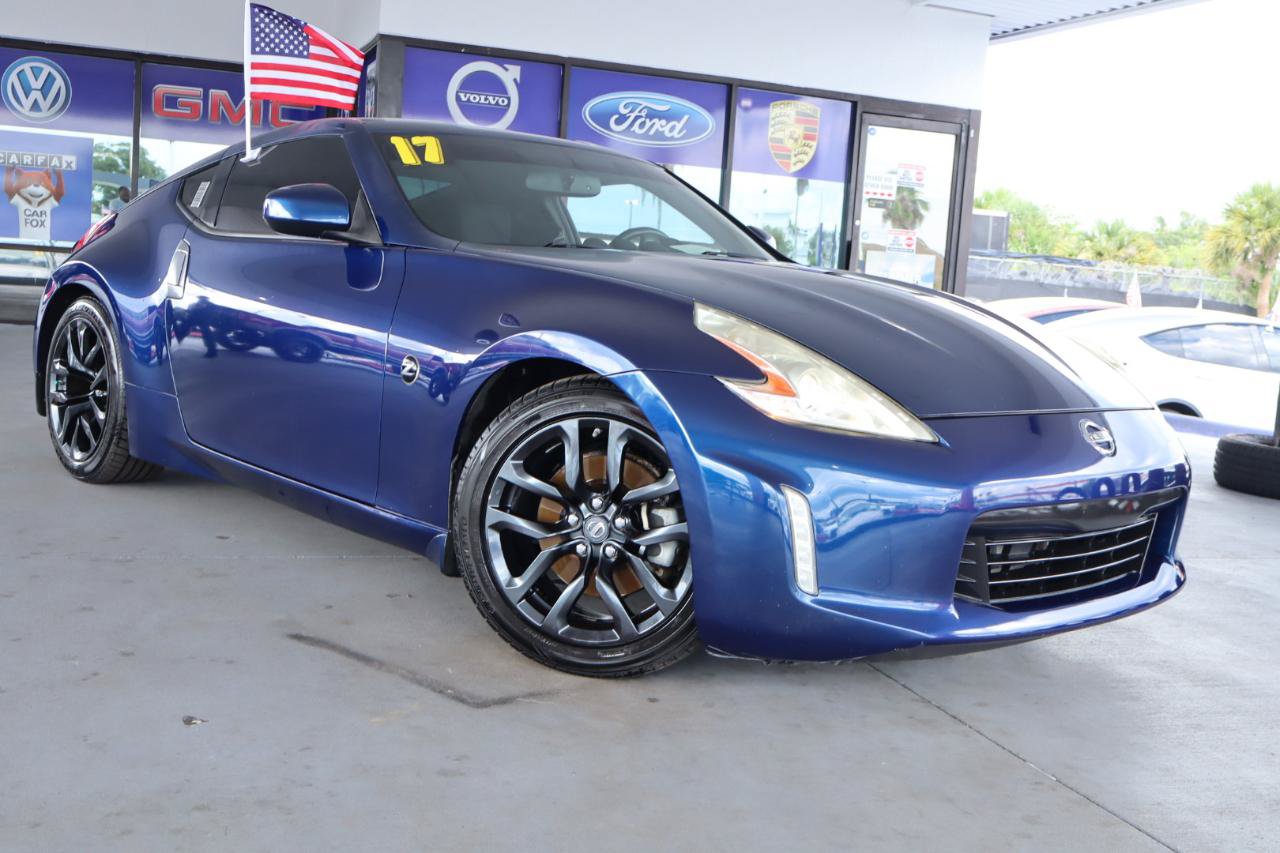 Used 2017 Nissan 370Z Coupe RWD image 3