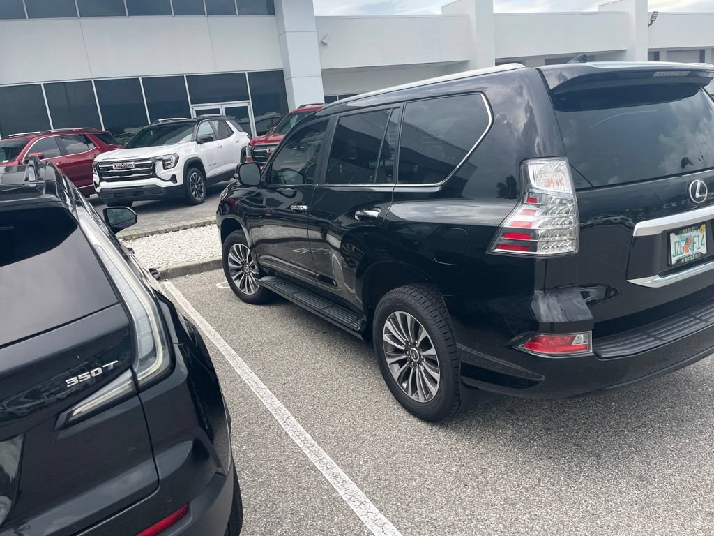Used 2022 Lexus GX 460 Luxury w/ Accessory Package AWD/4WD image 3