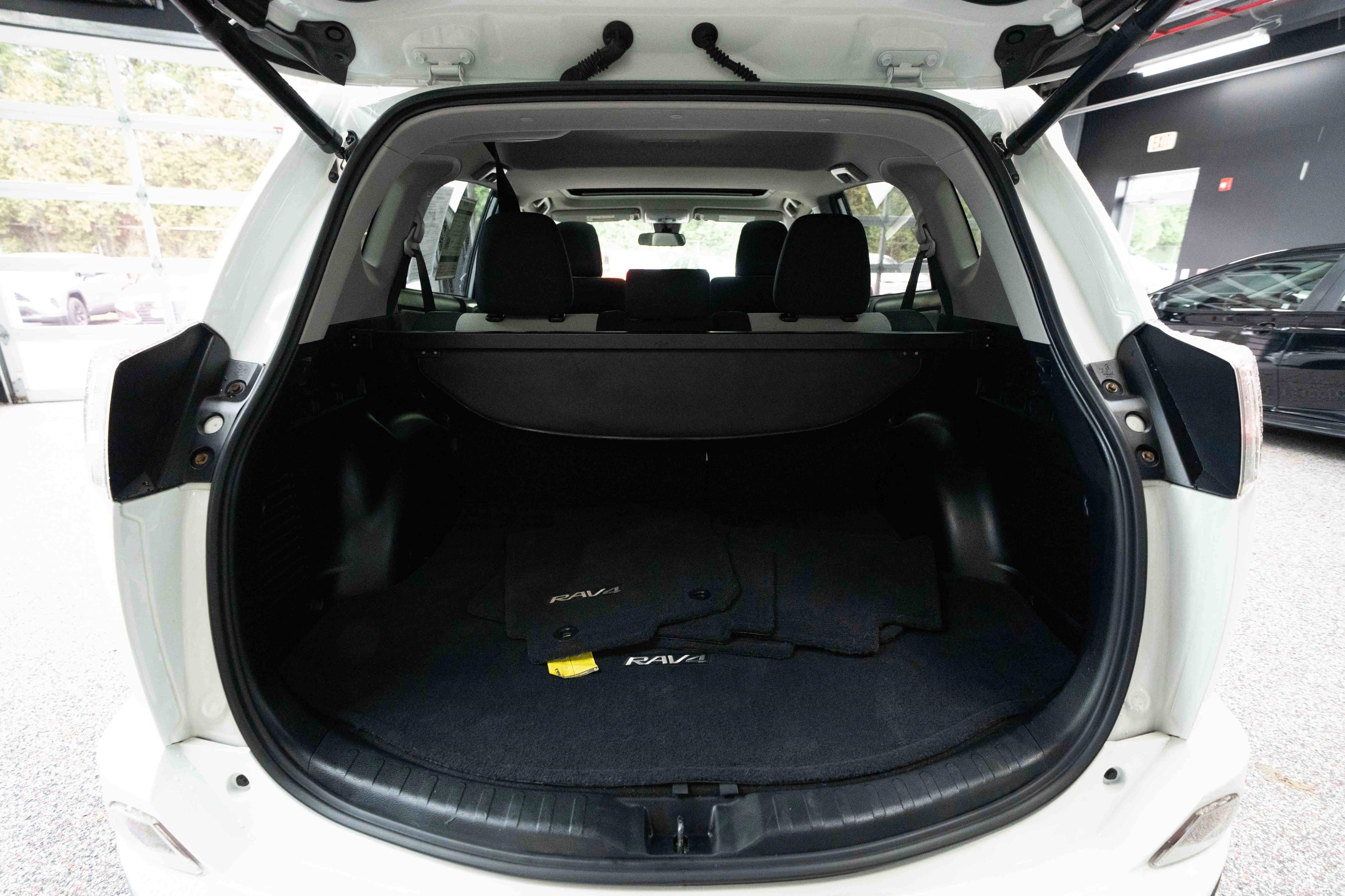 Used 2018 Toyota RAV4 XLE AWD/4WD image 29