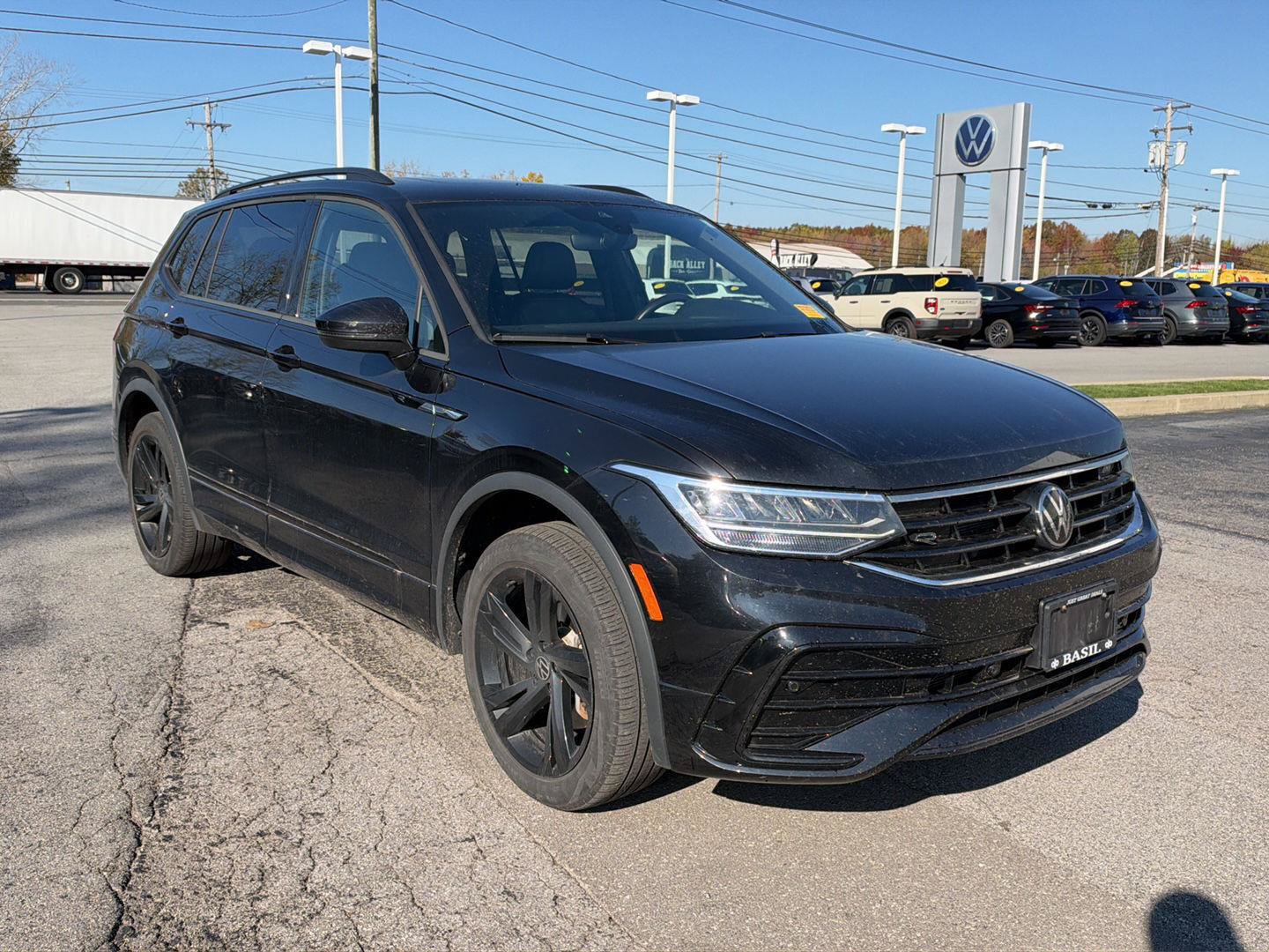 Used 2024 Volkswagen Tiguan SE R-Line AWD/4WD image 3