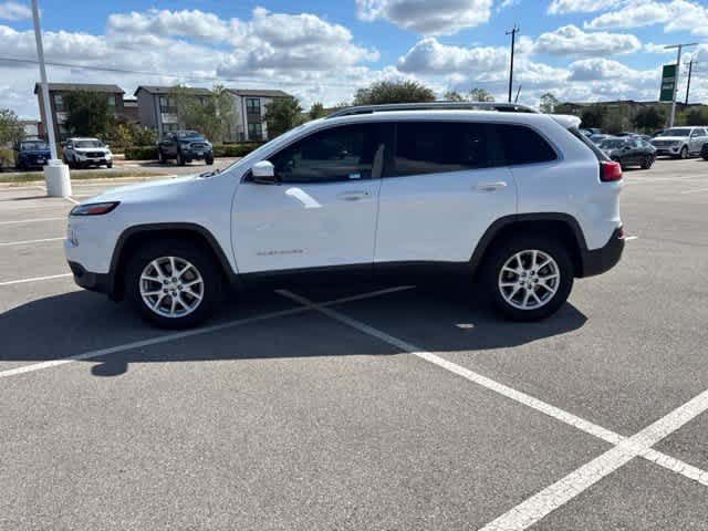 Used 2018 Jeep Cherokee Latitude FWD image 2