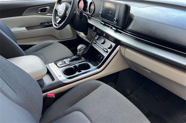 Used 2023 Kia Carnival LX image 21