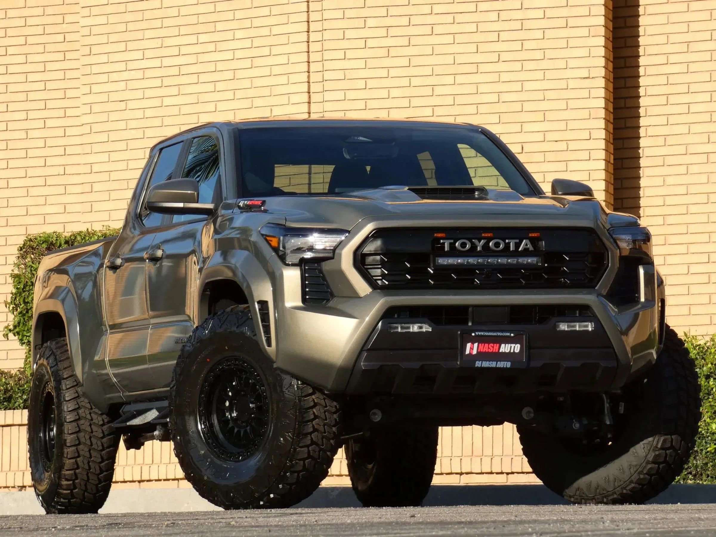 Used 2025 Toyota Tacoma TRD Sport image 3