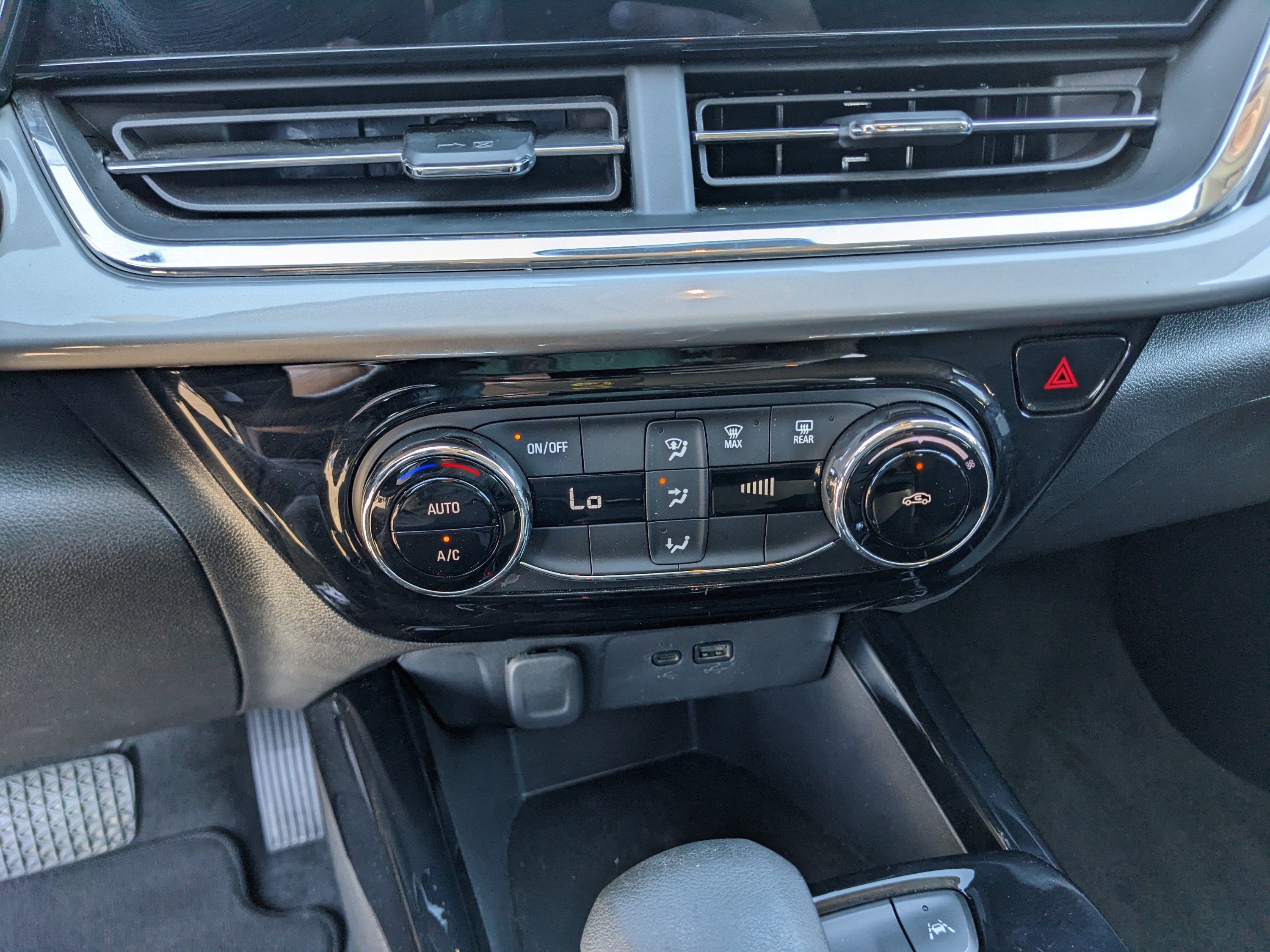 Used 2025 Chevrolet Trax LT FWD image 24