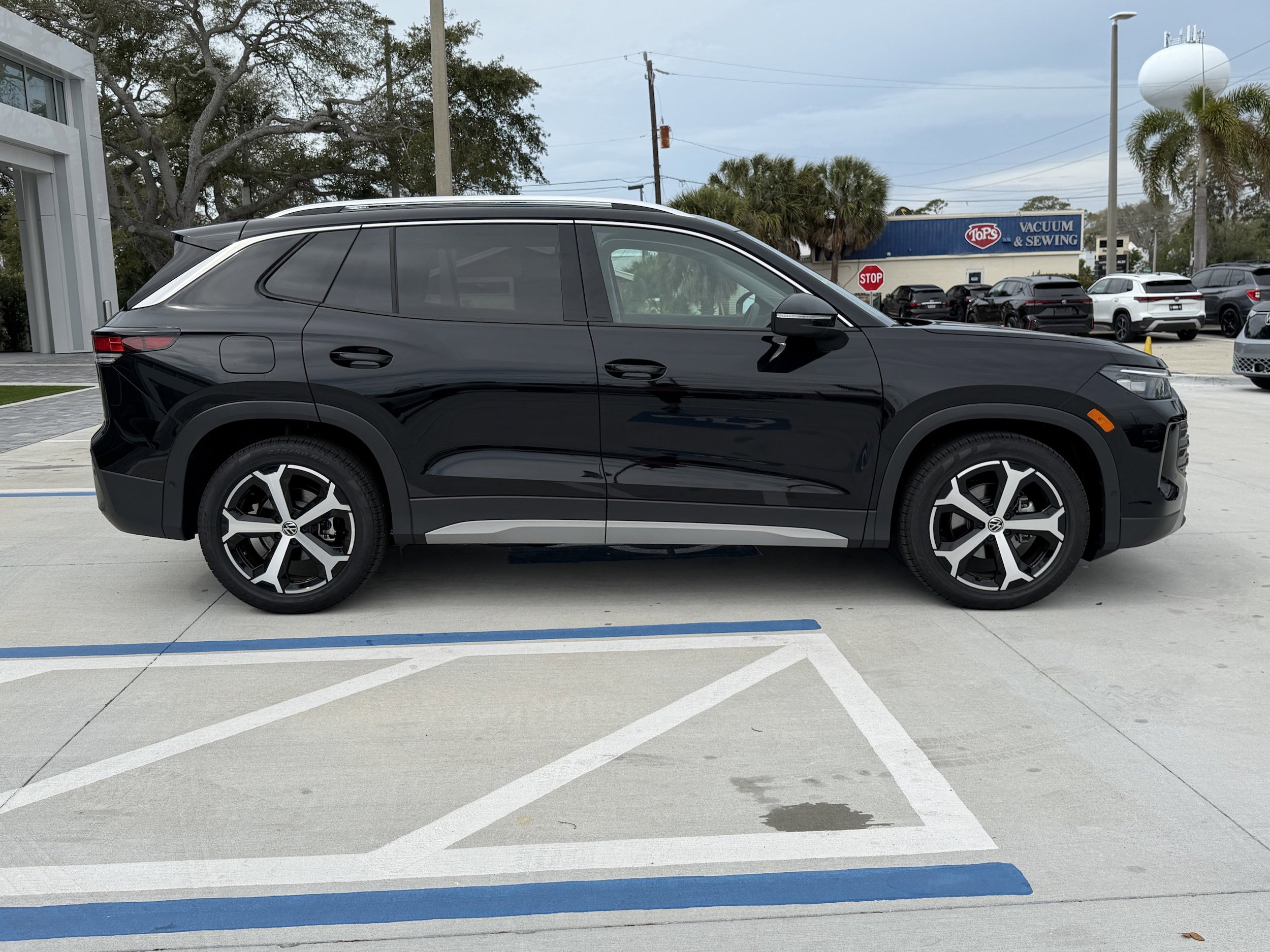 New 2026 Volkswagen Tiguan SE image 2