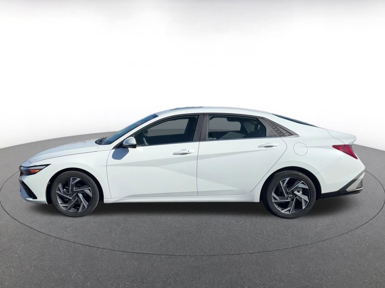 Used 2025 Hyundai Elantra SEL image 9