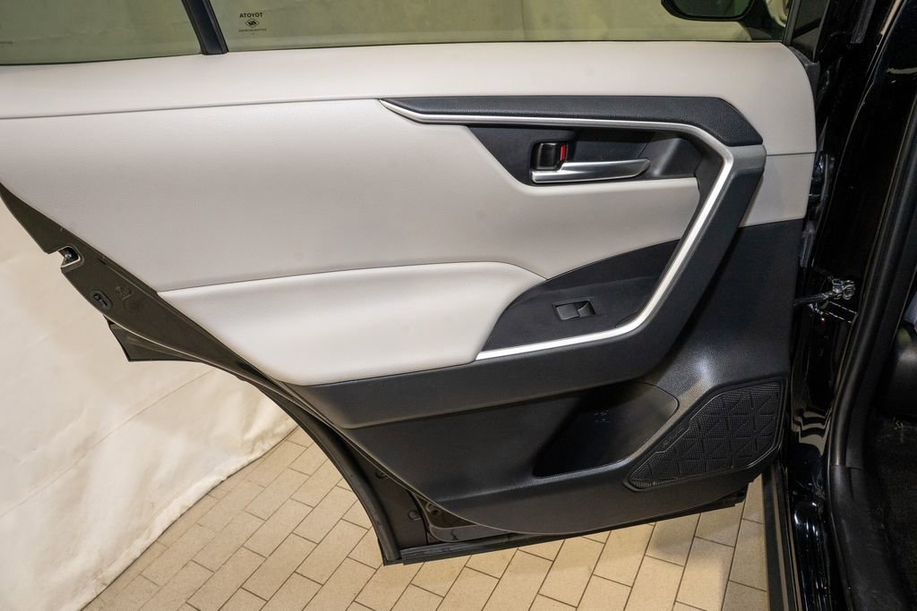 Used 2021 Toyota RAV4 XLE w/ Convenience Package image 11