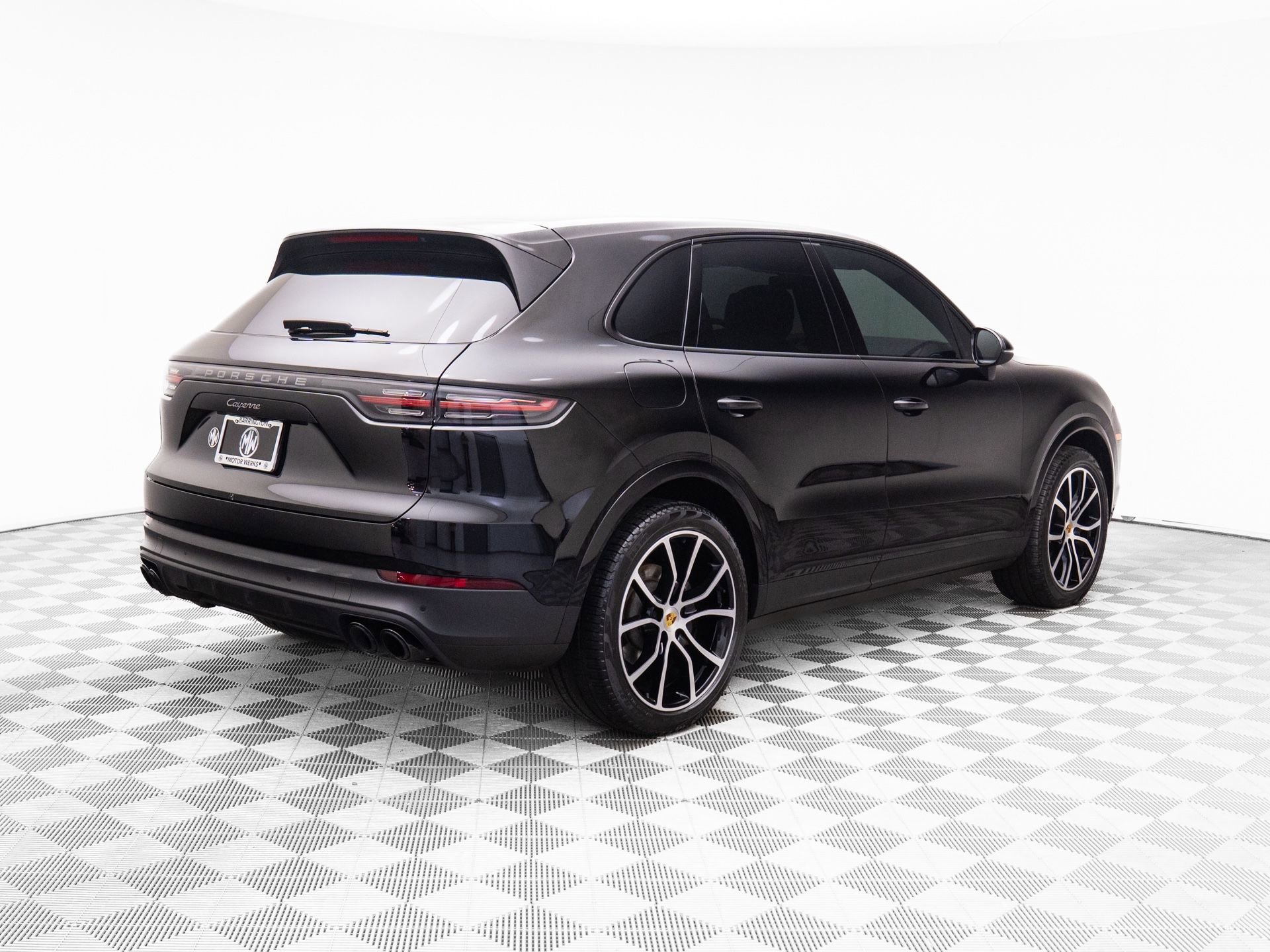 Certified 2023 Porsche Cayenne Platinum Edition image 8