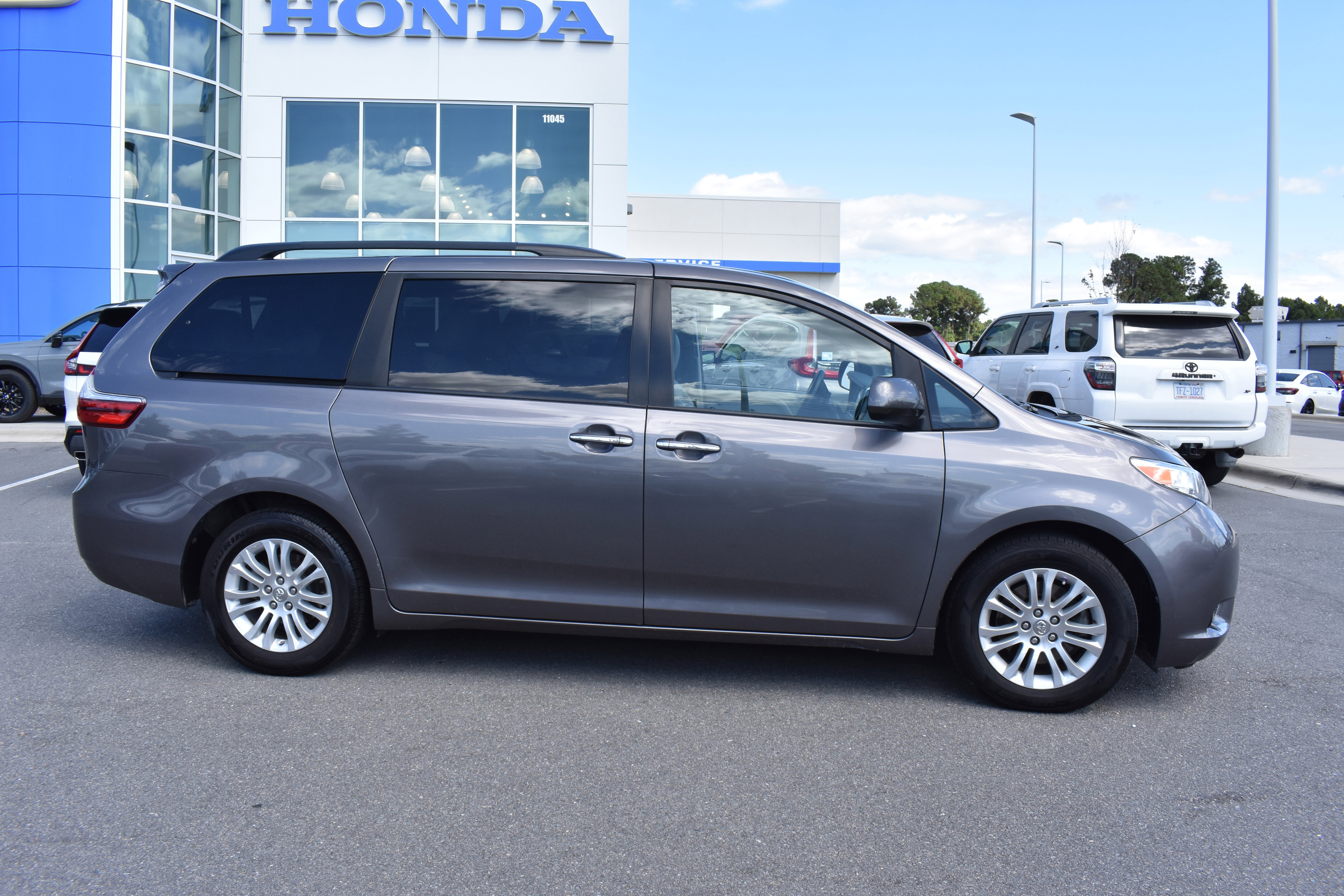 Used 2017 Toyota Sienna L image 10