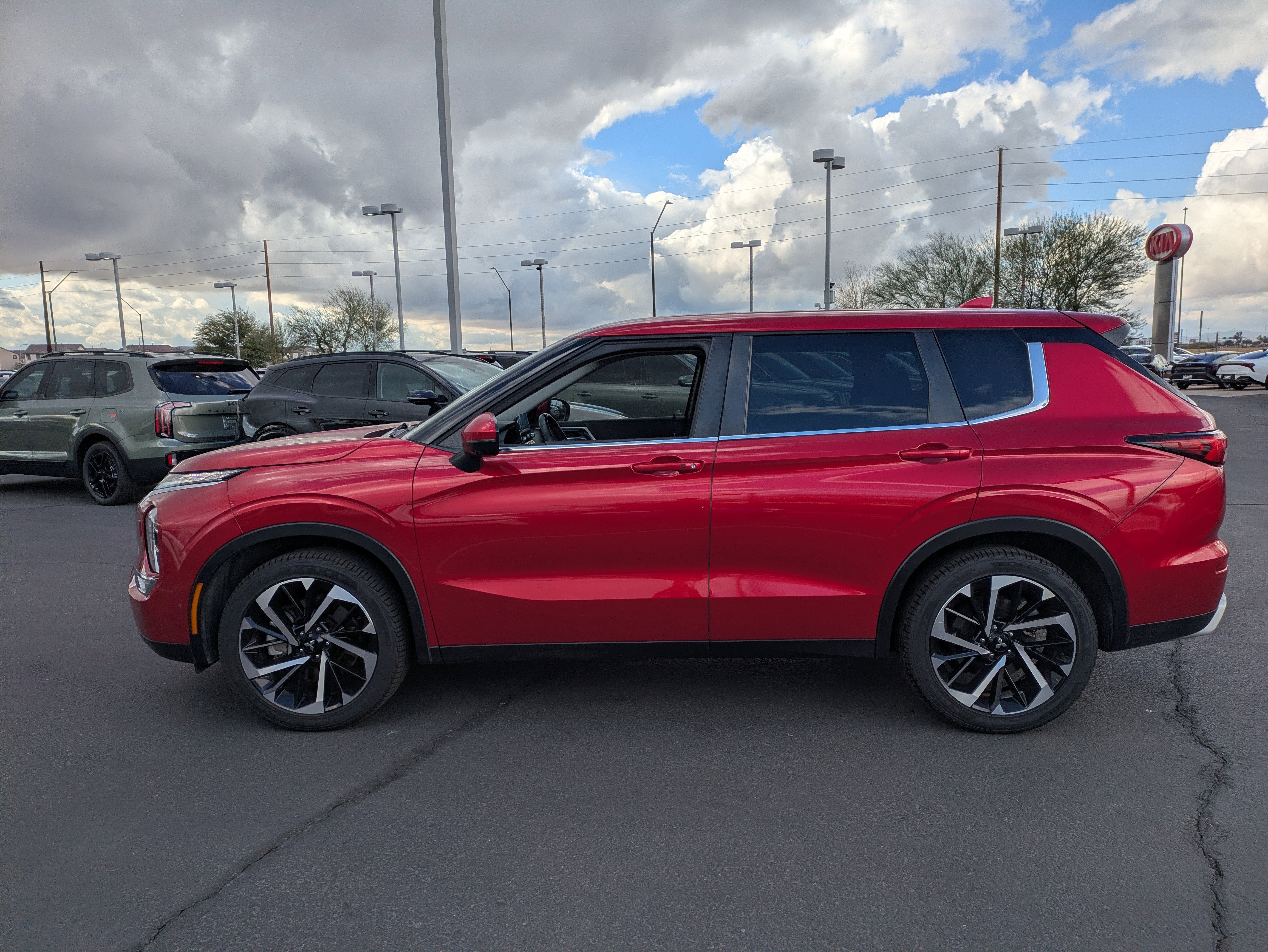 Used 2024 Mitsubishi Outlander SE image 2