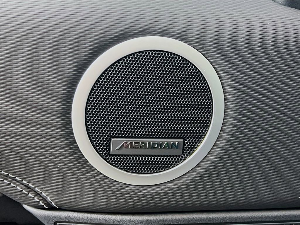 Used 2025 Land Rover Discovery Dynamic SE image 19