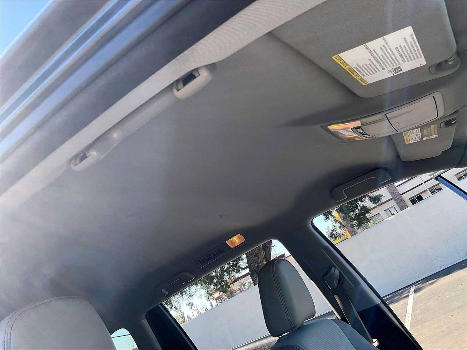 Used 2018 Toyota Highlander Plus w/ Carpet Mat Package (TMS) FWD image 25
