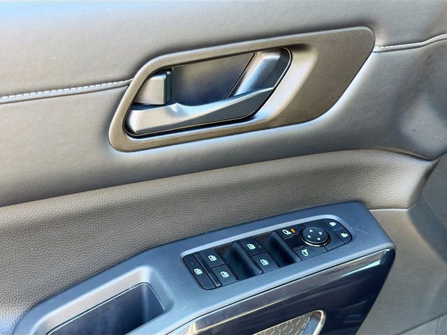 Used 2025 Nissan Pathfinder SV image 17