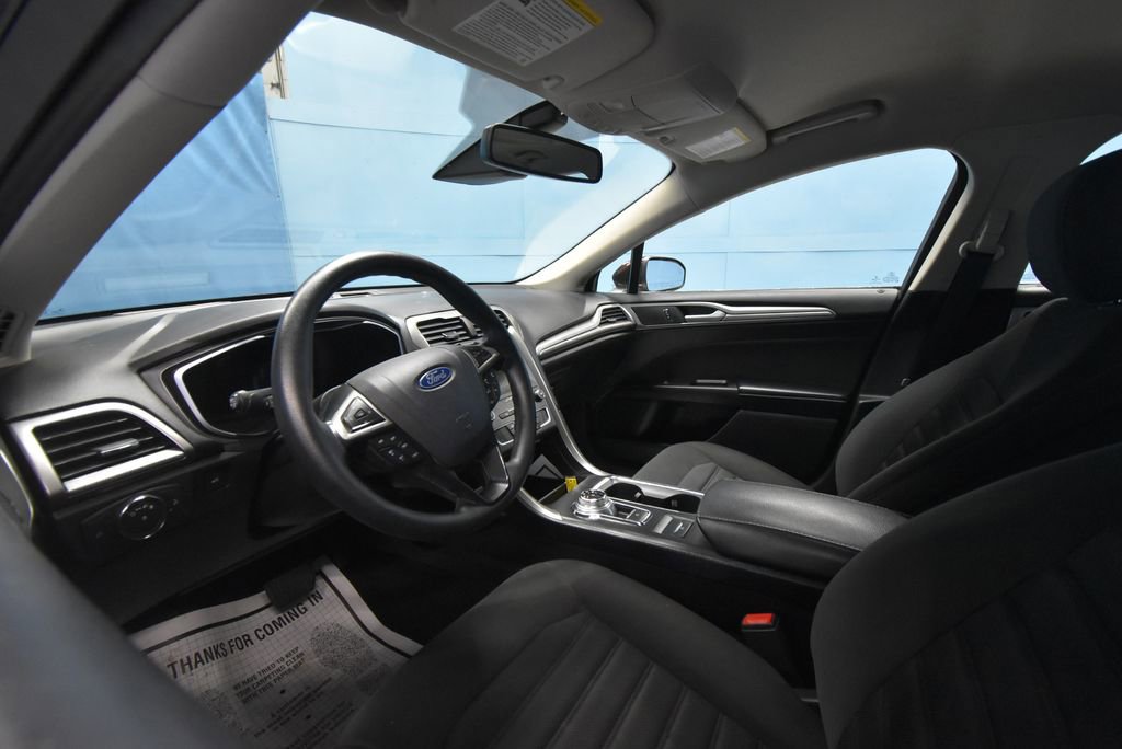 Used 2019 Ford Fusion SE image 2