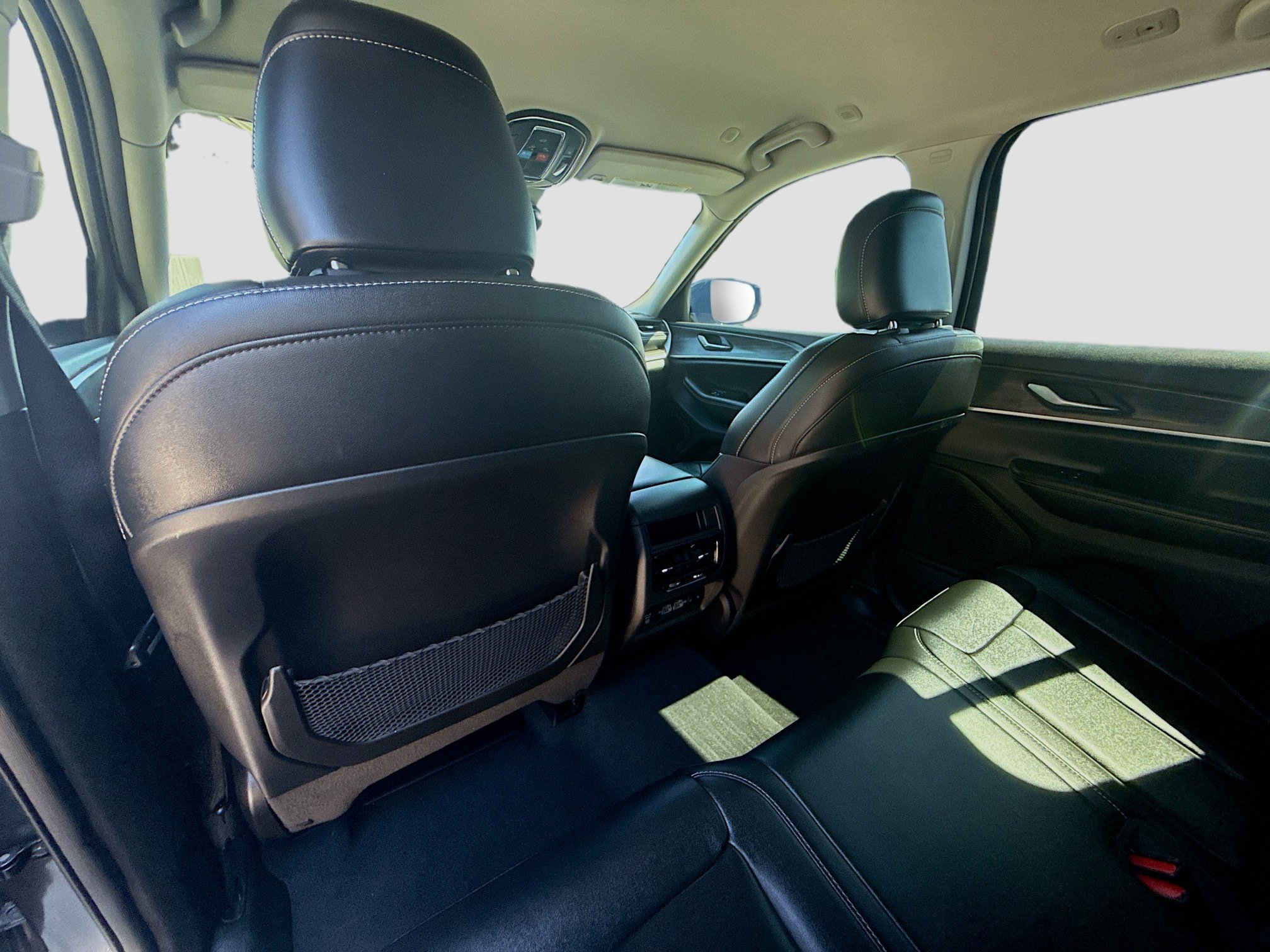 Used 2024 Jeep Grand Cherokee Limited w/ Black Appearance Package image 25