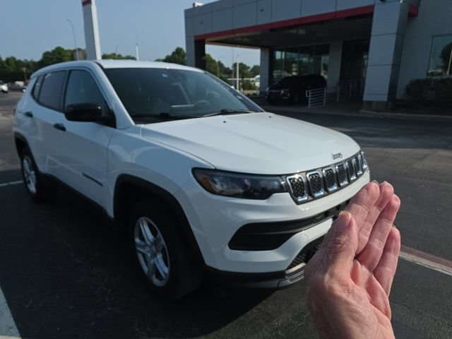 Used 2023 Jeep Compass Sport AWD/4WD image 3