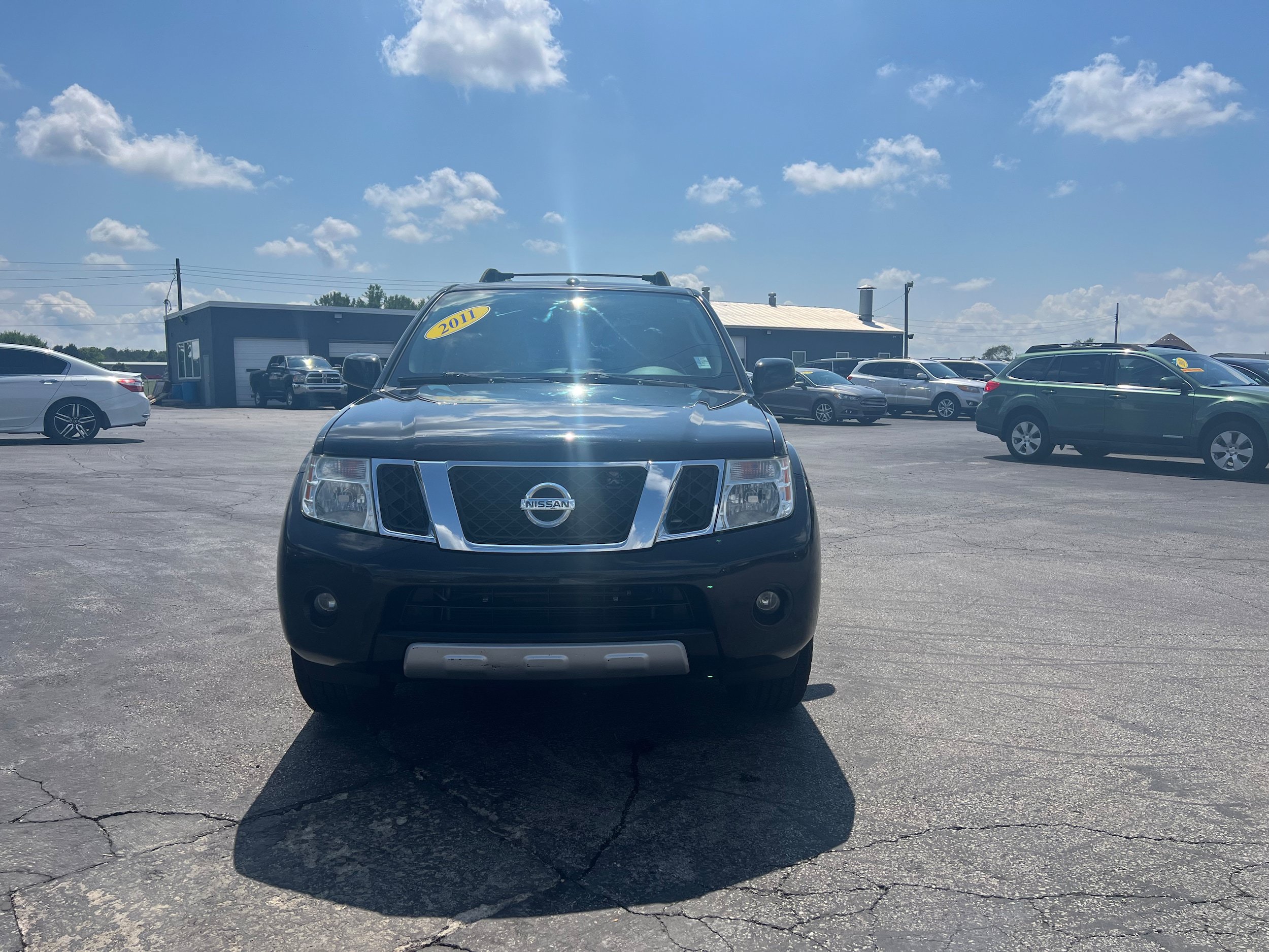 Used 2011 Nissan Pathfinder LE w/ Navigation Pkg AWD/4WD image 2