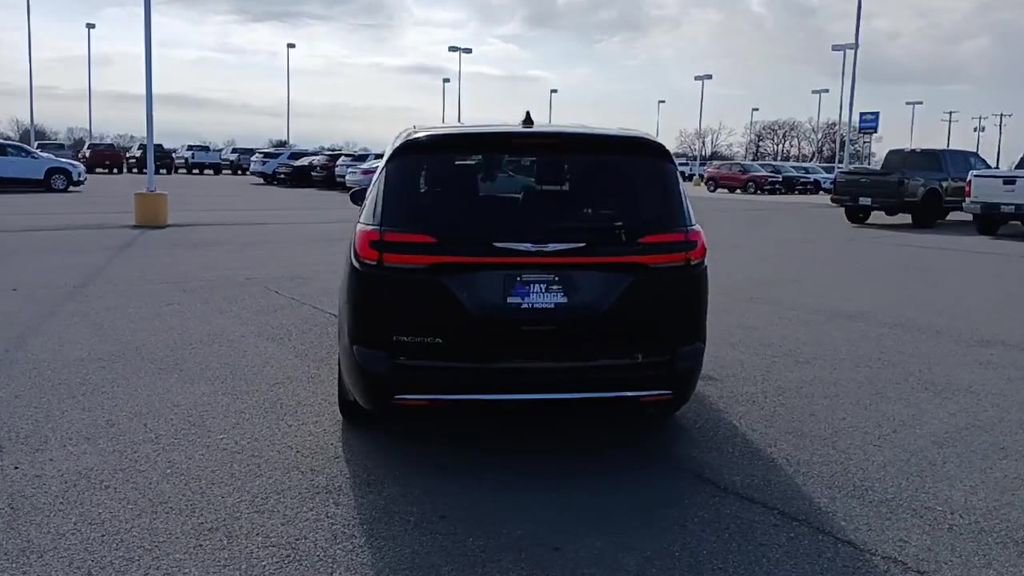 Used 2024 Chrysler Pacifica Touring-L image 7