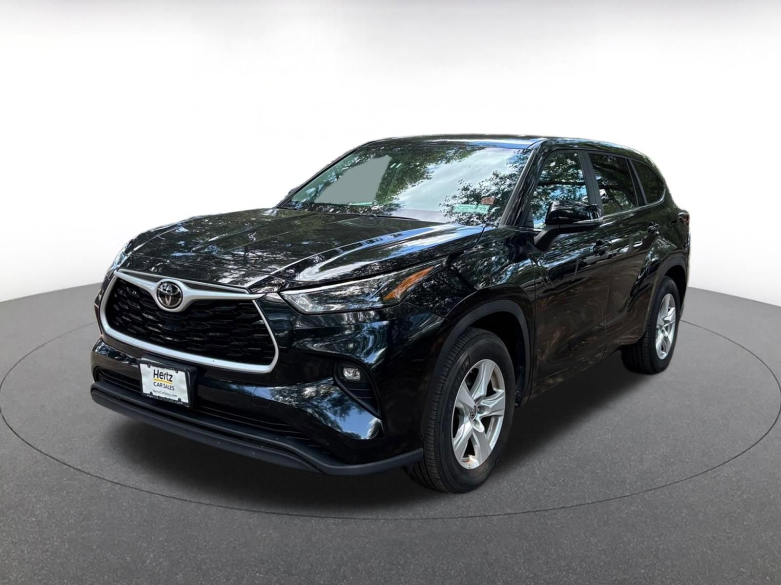 Used 2025 Toyota Highlander LE FWD image 3