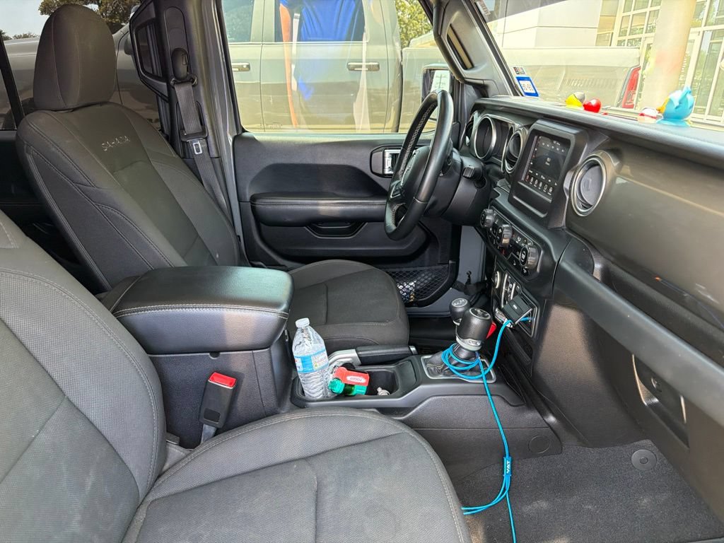 Used 2018 Jeep Wrangler Unlimited Sahara AWD/4WD image 24